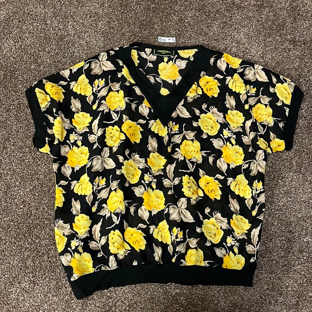 2/$30 Beautiful sheer Medium top